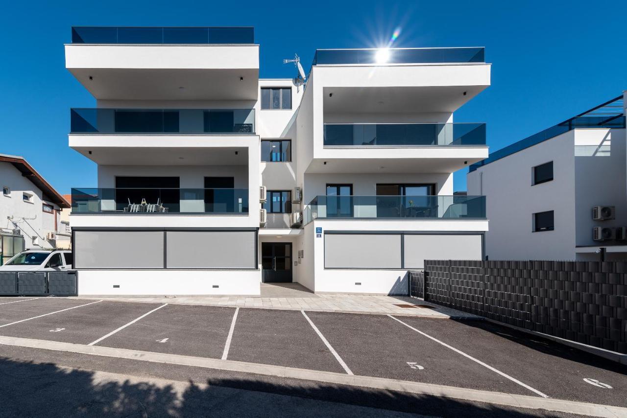 Poolside 2 Bedroom Ap. Mare Trogir Exterior foto
