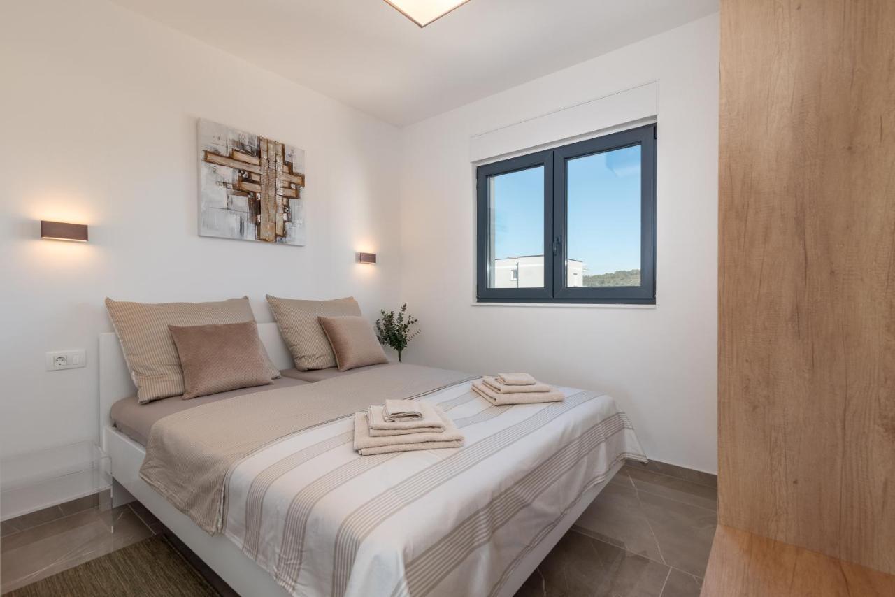 Poolside 2 Bedroom Ap. Mare Trogir Exterior foto