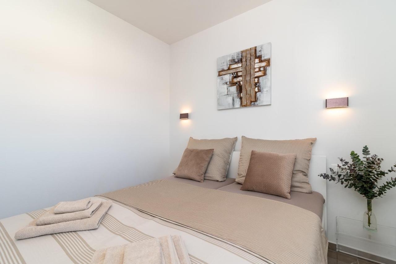 Poolside 2 Bedroom Ap. Mare Trogir Exterior foto